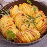 صينية بطاطس بالبصل والأعشاب