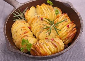 طريقة عمل صينية بطاطس بالبصل والأعشاب