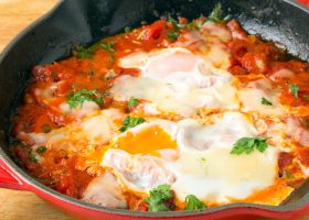 طريقة عمل شكشوكة الطماطم بالبيض