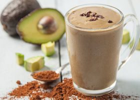 طريقة عمل سموثى الأفوكادو بالكاكاو