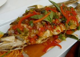 طريقة عمل  سمك مشوي بالخضروات