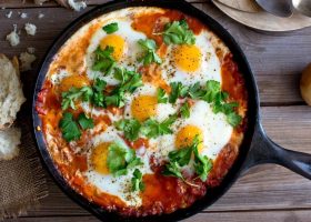 طريقة عمل الفول بالبيض و الطماطم