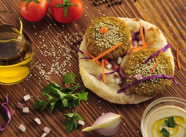 طريقة عمل فلافل مقلية بالسمسم