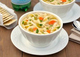 طريقة عمل شوربة دجاج مع النودلز