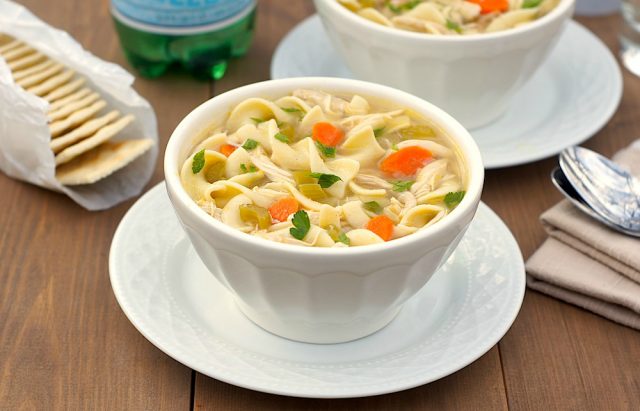 طريقة عمل شوربة دجاج مع النودلز