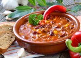 طريقة عمل الفول بالبصل و الفلفل الحار