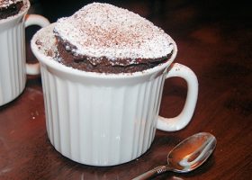 طريقة عمل كيك الشكولاتة في المج