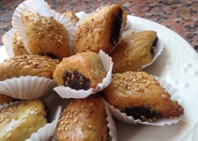 طريقة عمل مقروطة السميد والتمر