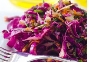 طريقة عمل سلطة الكرنب بالجرجير