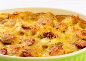 طريقة عمل طاجن السجق بالجبن الشيدر