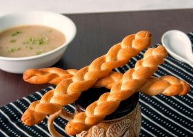 طريقة عمل الخبز المضفر