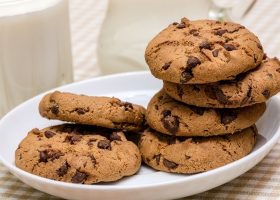 طريقة عمل كوكيز الشكولاتة وزبدة الفول السوداني بدون فرن