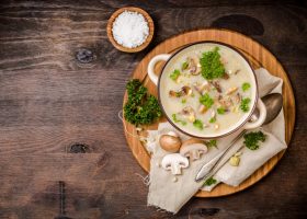 طريقة عمل شوربة لسان العصفور بالمشروم