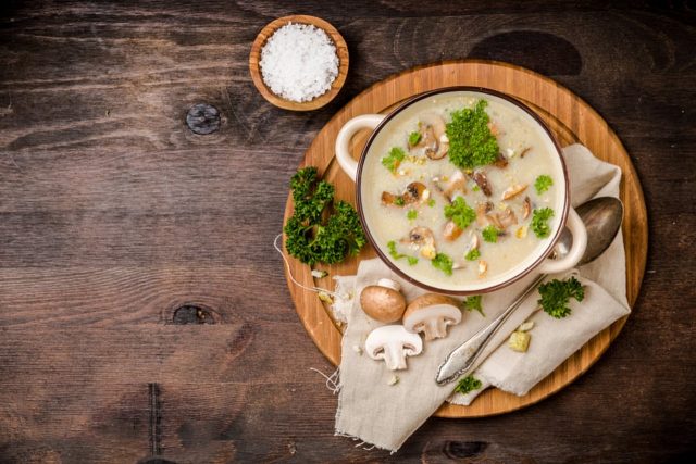 طريقة عمل شوربة لسان العصفور بالمشروم