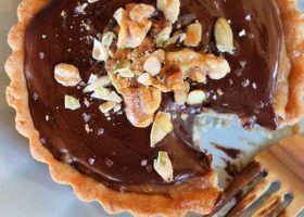 طريقة عمل تارت عين الجمل بالكراميل و صوص الشكولاتة