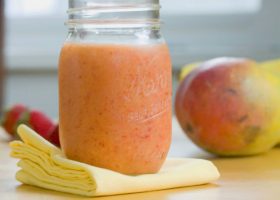 طريقة عمل سموثي المانجو والفراولة