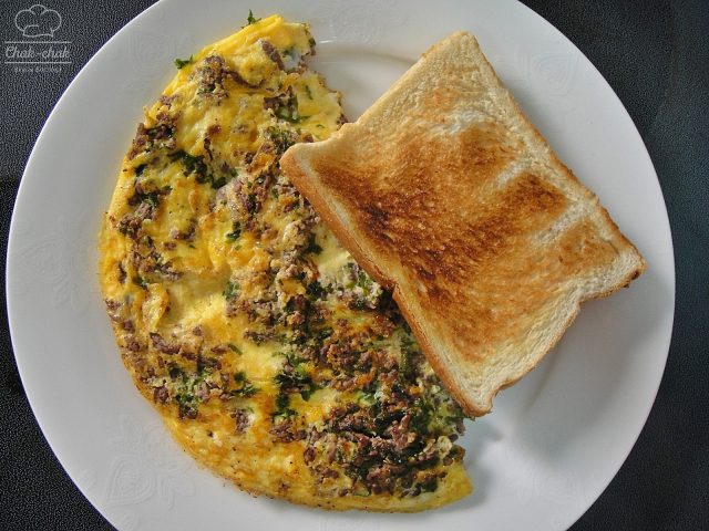 طريقة عمل بيض بالخضر واللحم المفروم