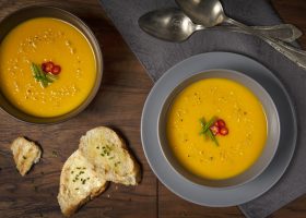 طريقة عمل شوربة الفلفل الرومى واللوز