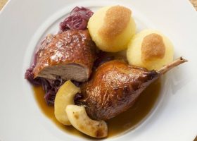 طريقة عمل بط مع التفاح