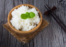 طريقة عمل أرز أبيض بالمستكة