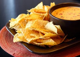 طريقة عمل مثلثات التورتيلا المقرمشة