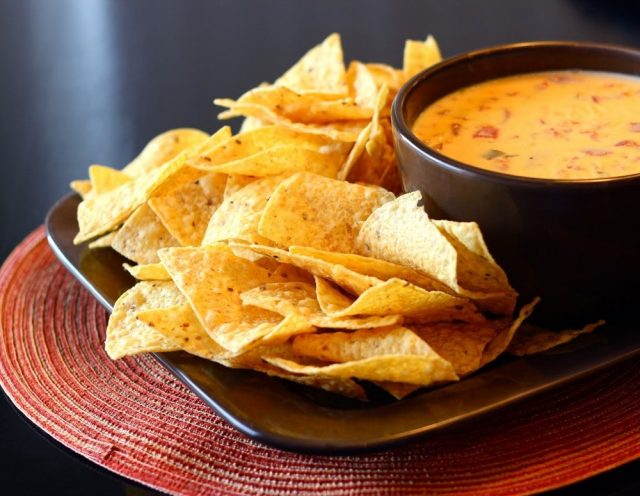 طريقة عمل مثلثات التورتيلا المقرمشة