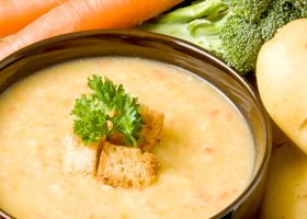 طريقة عمل شوربة البطاطس بالجبنة الشيدر