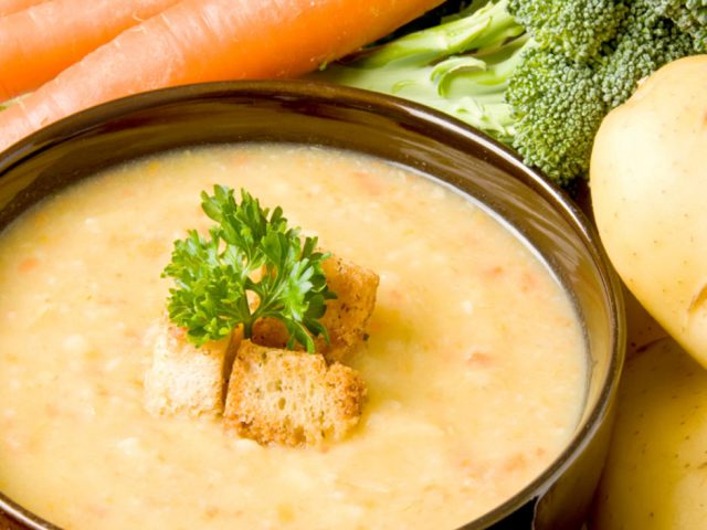 طريقة عمل شوربة البطاطس بالجبنة الشيدر