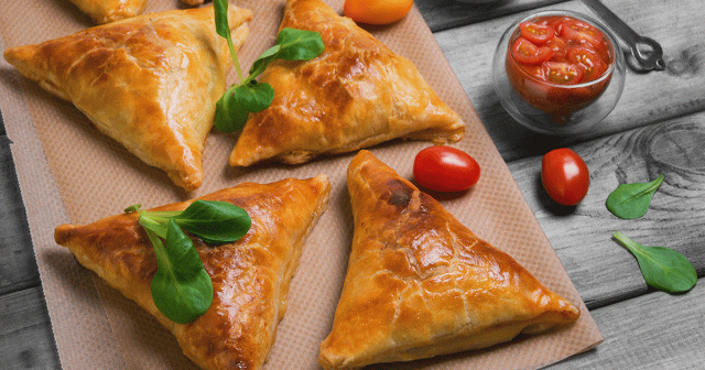 طريقة عمل فطائر باللحم المفروم والجبن