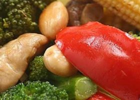 طريقة عمل الخضار المشكل مع اللوز