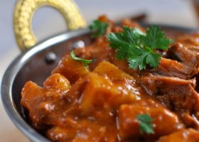 طريقة عمل لحم الحمل مع حليب جوز الهند