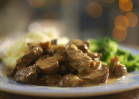 طريقة عمل يخنى لحم البقر بالمستردة