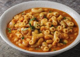 طريقة عمل شوربة العدس والمكرونة
