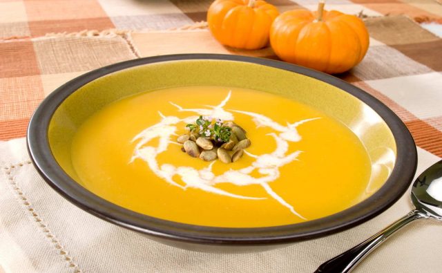 طريقة عمل شوربة القرع بالكريمة