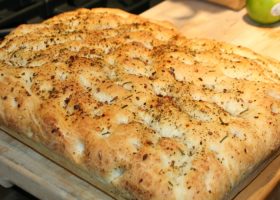 طريقة عمل خبز الفوكاشيا الإيطالى