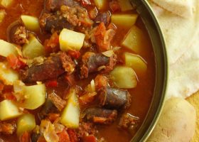 طريقة عمل بطاطس مع السجق