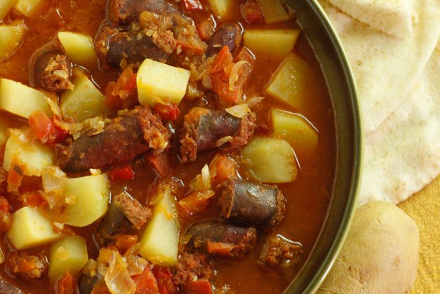 طريقة عمل بطاطس مع السجق