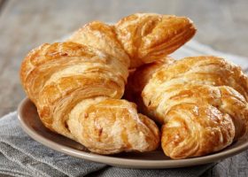 طريقة عمل الكرواسون بالجبنة