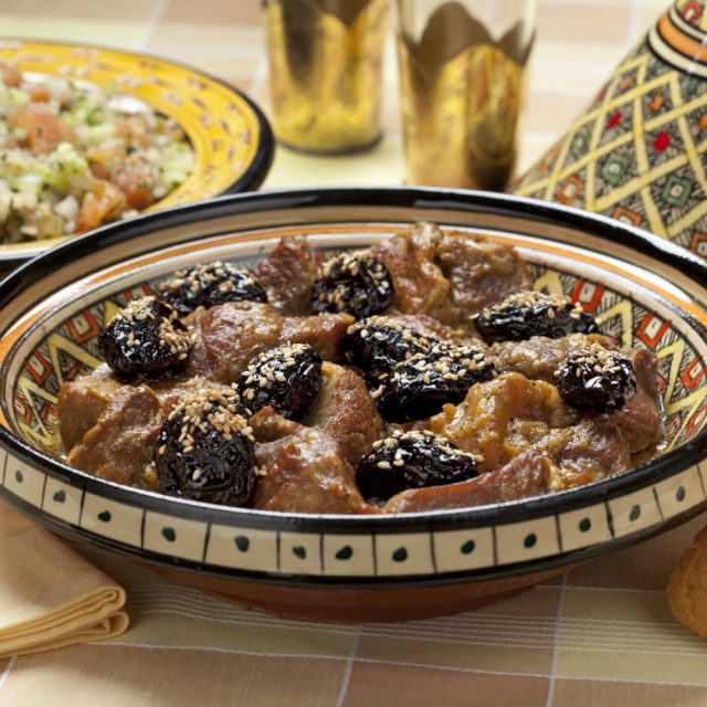 طريقة عمل لحم بالبرقوق