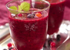 طريقة عمل سموثي الفراولة مع التوت