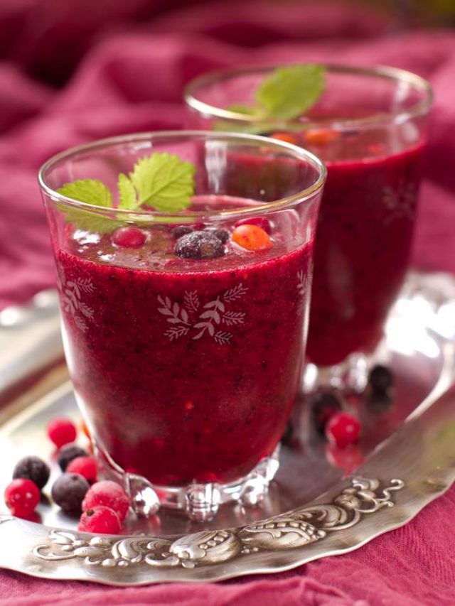 طريقة عمل سموثي الفراولة مع التوت