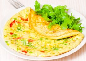 طريقة عمل أومليت بالخضار