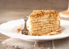 طريقة عمل كعكة ملفوفة بالعسل