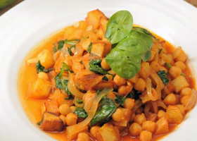 طريقة عمل البطاطس بالصلصة و الحمص