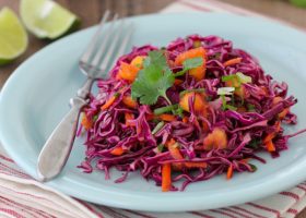 طريقة عمل سلطة الكرنب الأحمر