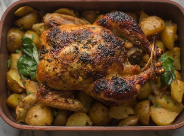 طريقة عمل دجاج بالريحان