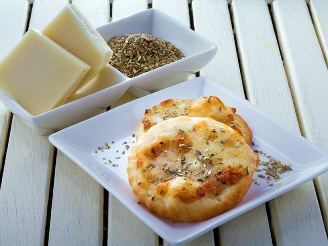 طريقة عمل مناقيش بالجبنة الرومى