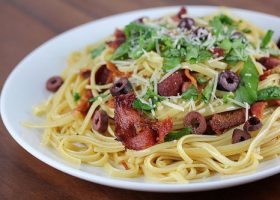 طريقة عمل مكرونة كاربونارا بالبسطرمة