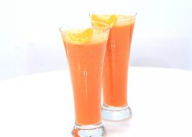 طريقة عمل عصير يوسفي بالفراولة