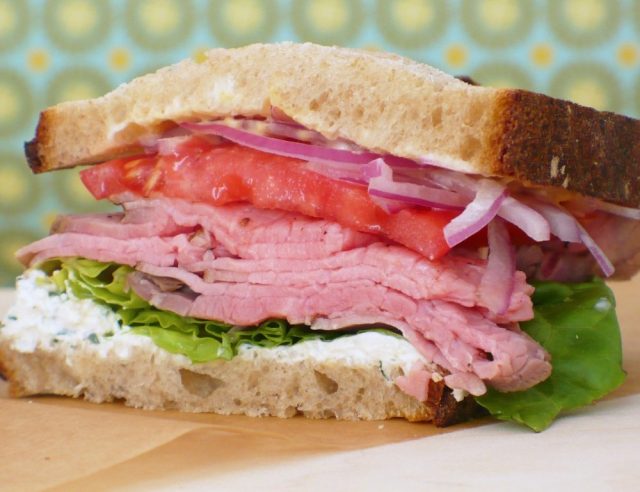 طريقة عمل ساندويتش روست بيف